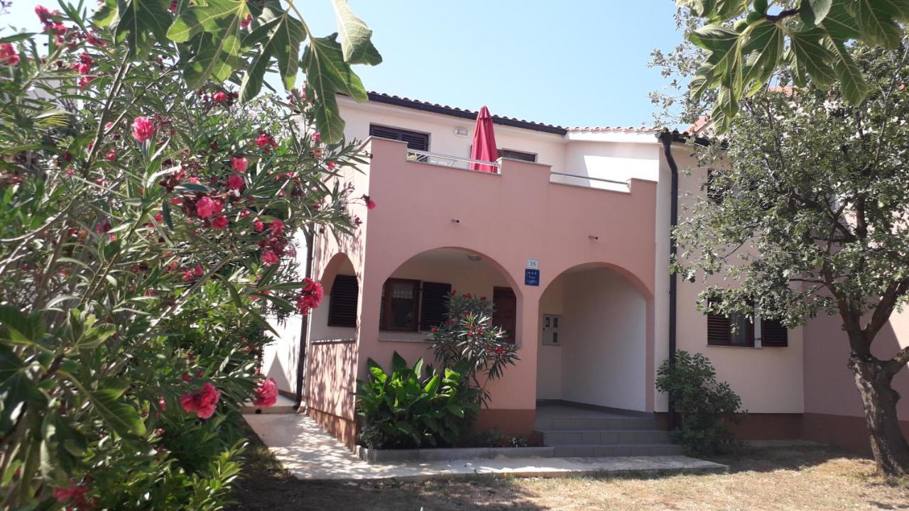 Apartmani Mia Ližnjan Екстериор снимка