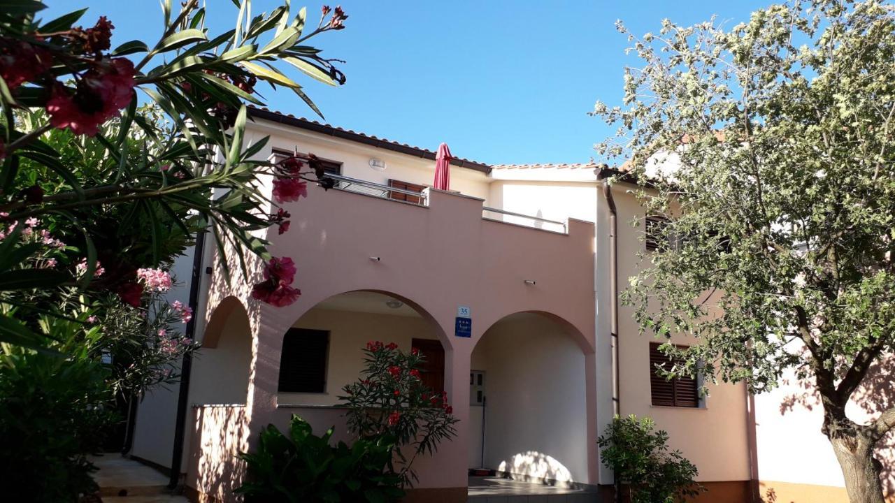 Apartmani Mia Ližnjan Екстериор снимка